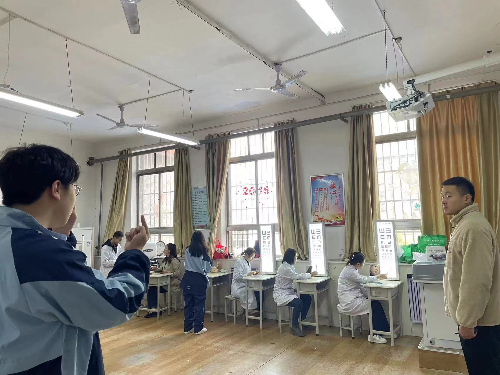 定期視力篩查，守護“睛”彩未來——咸陽未來學校開展2023年秋季學生視力篩查活動