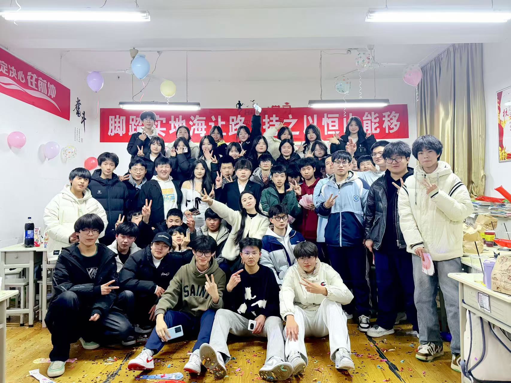 歡聲笑語夜，共赴新年約——咸陽未來科技職業(yè)學(xué)校舉辦2025年元旦班級聯(lián)歡晚會